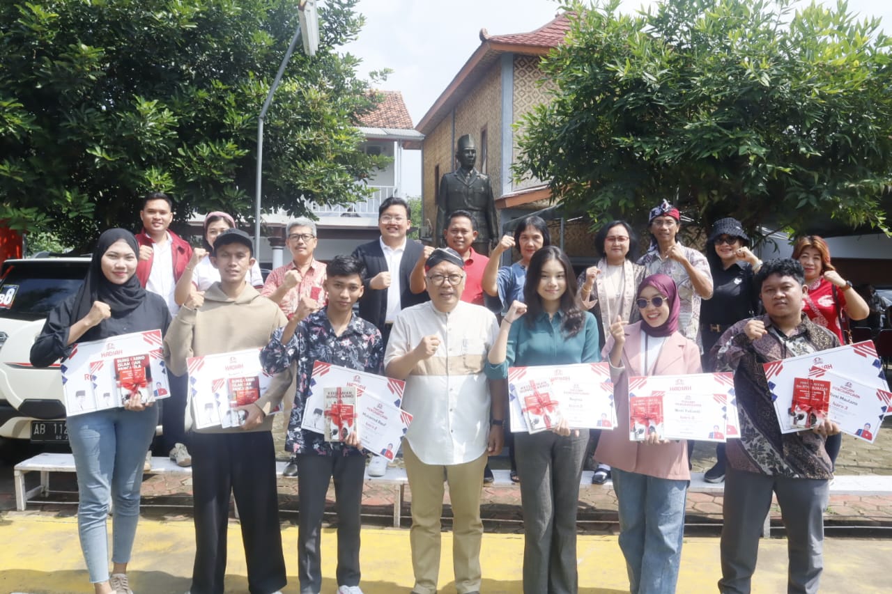 Anana Wahana dan Abraham saat foto bersama generasi muda.