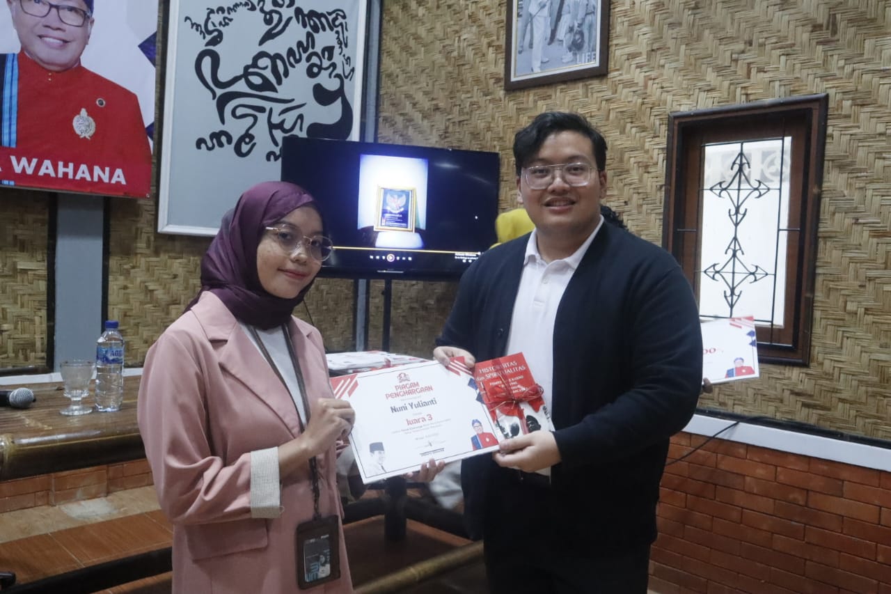 Abraham saat menyerahkan hadiah kepada pemenang lomba Tiktok Challenge.