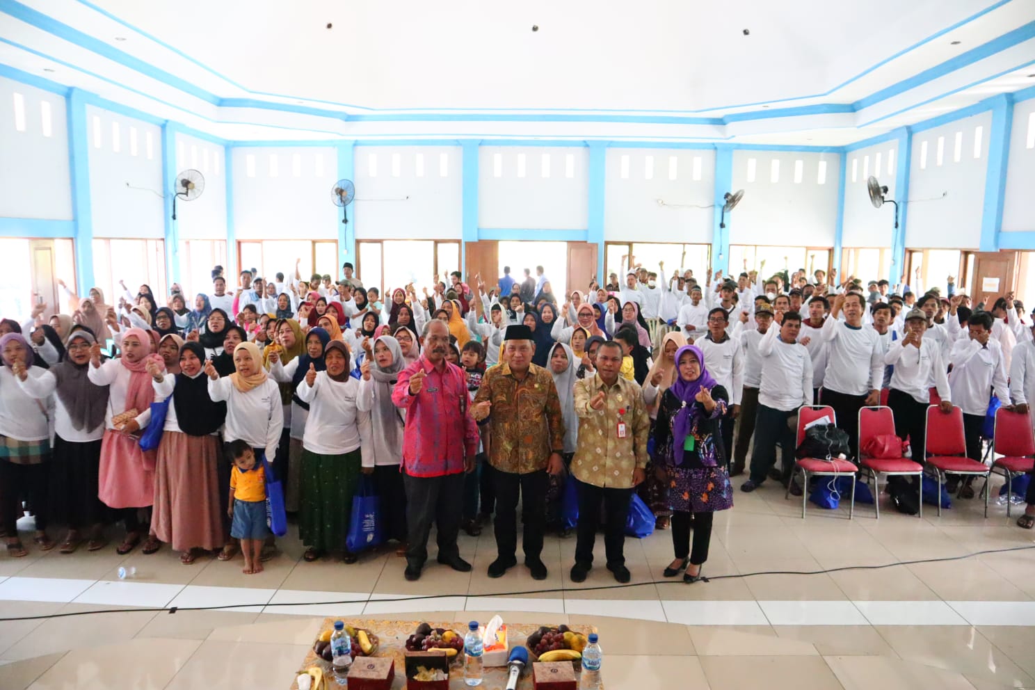 Dewan Muhammad Rizal saat foto bersama masyarakat.