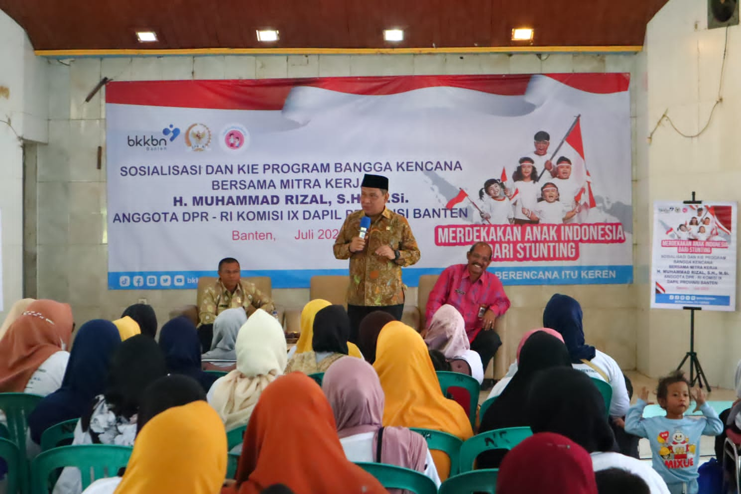 Dewan Muhammad Rizal saat memaparkan materi sosialisasi pencegahan stunting.