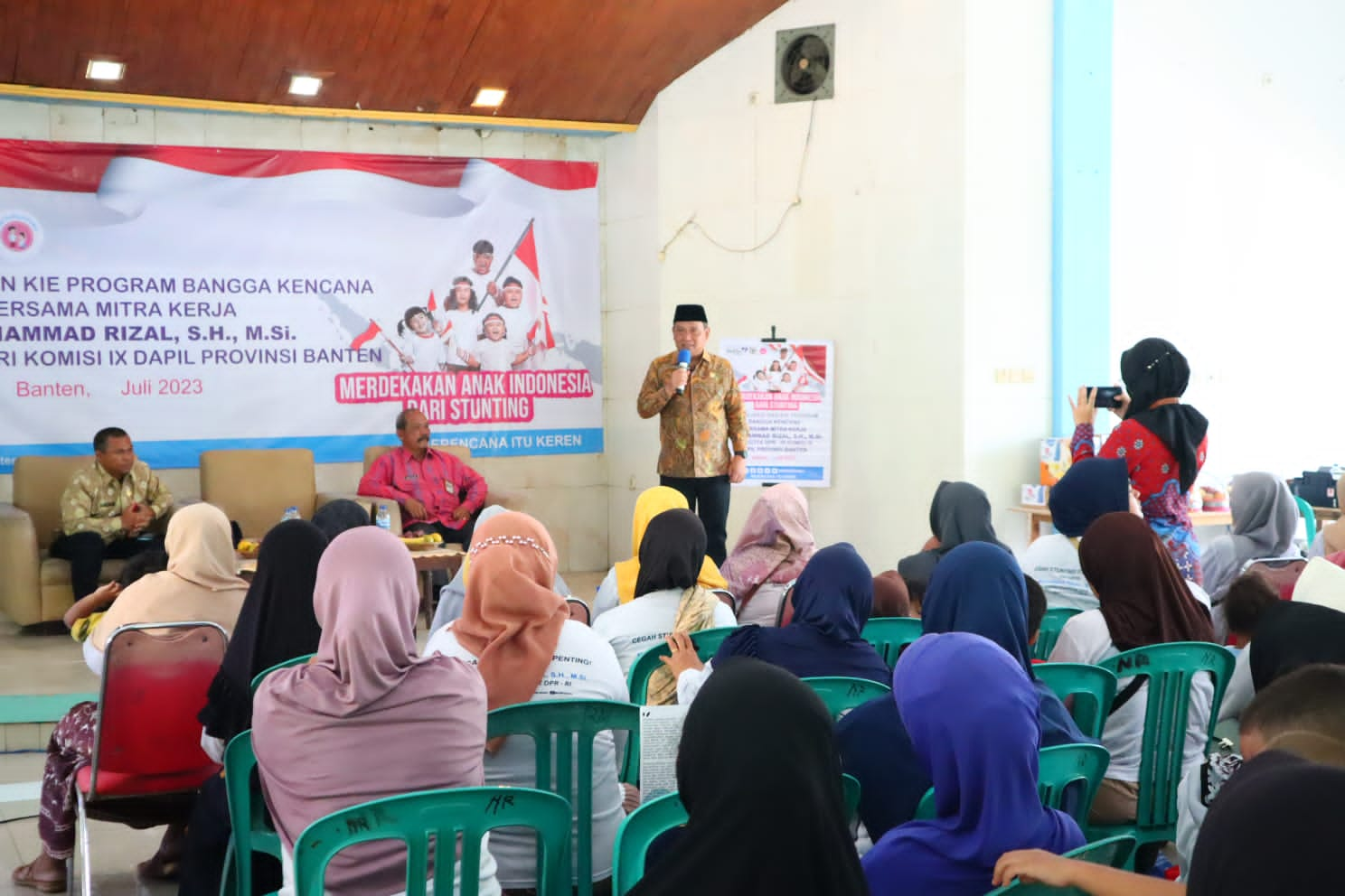 Dewan Muhammad Rizal saat memaparkan materi sosialisasi pencegahan stunting.