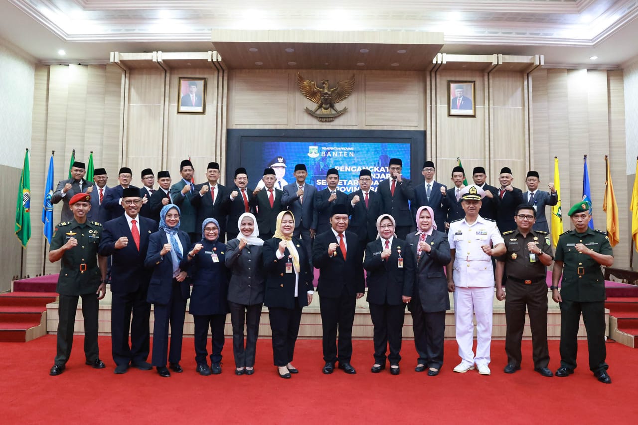 Al Muktabar saat foto bersama jajarannya usai melantik Virgojanti jadi Penjabat Sekda Banten.