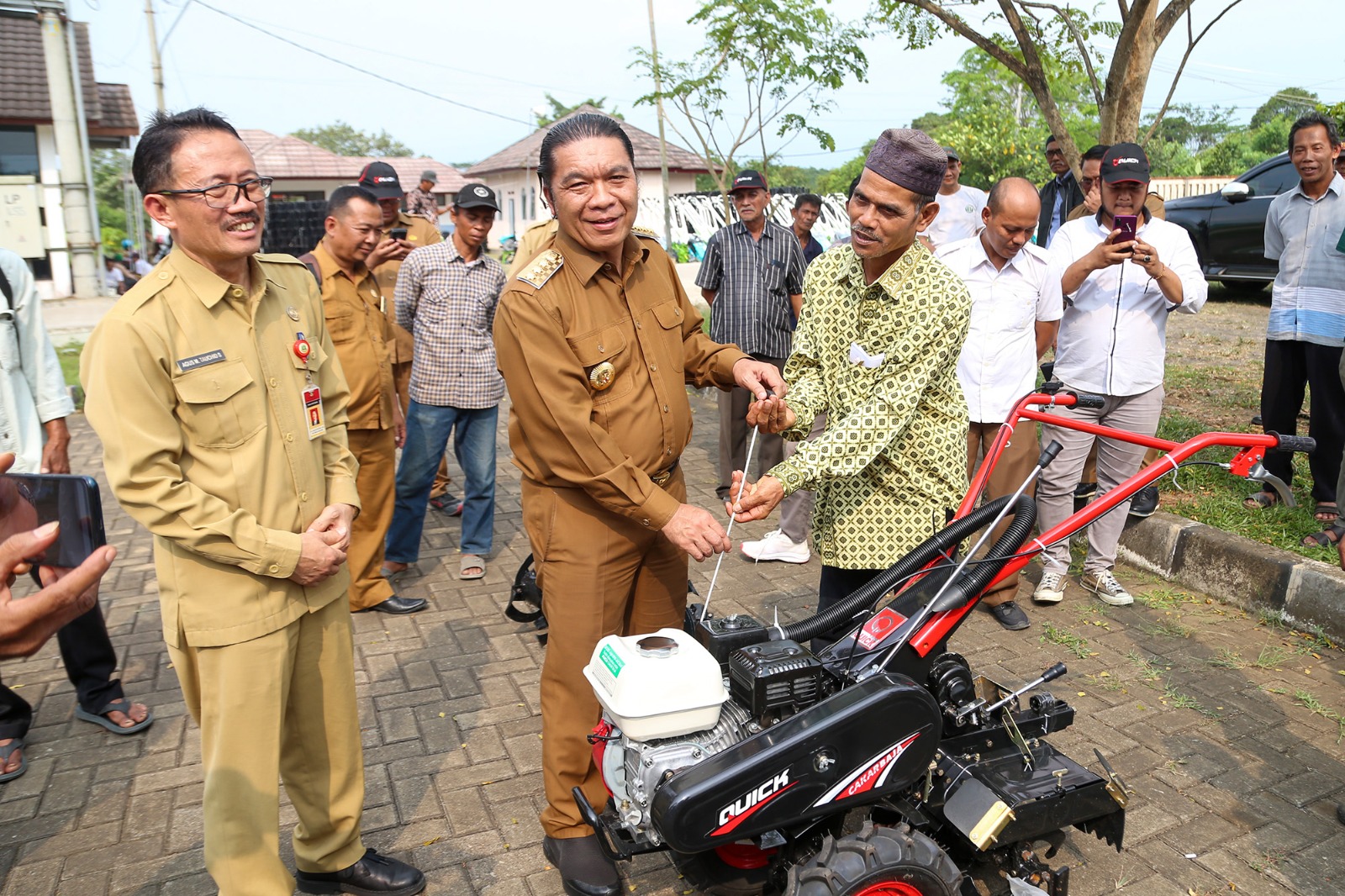 Al Muktabar saat menyerahkan bantuan Alat Mesin Pertanian ke Petani Banten.