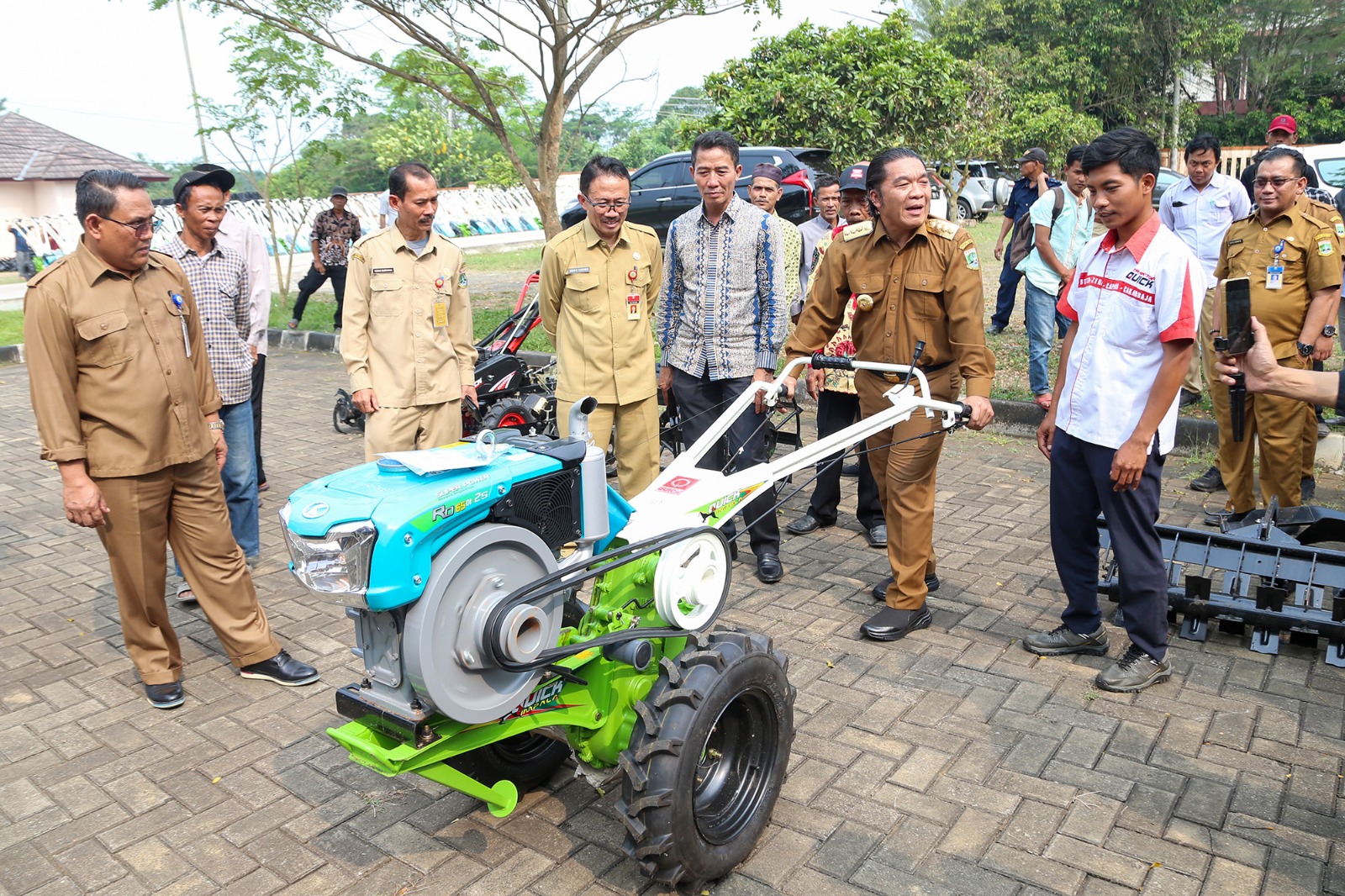 Al Muktabar saat menyerahkan bantuan Alat Mesin Pertanian ke Petani Banten.