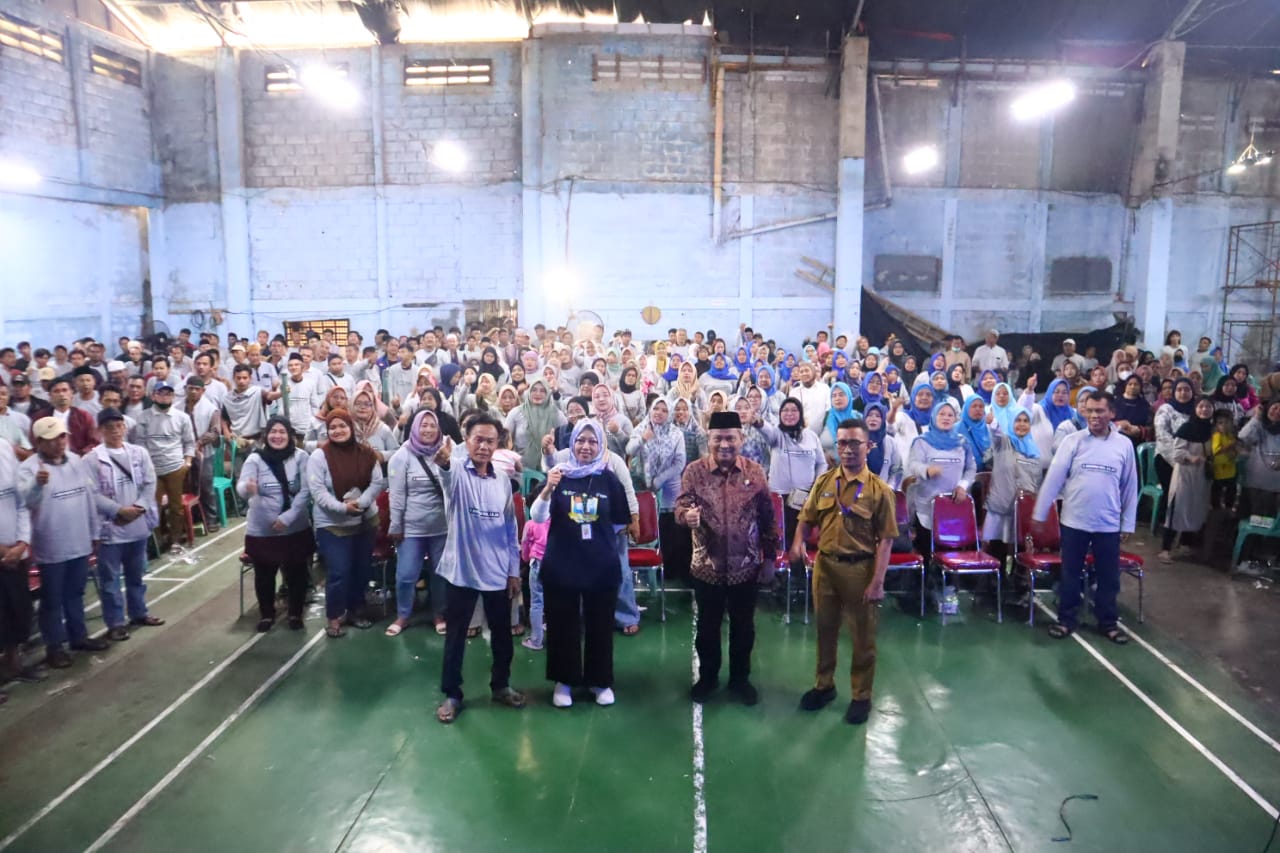 Dewan Muhammad Rizal saat foto bersama masyarakat.