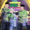 Pj Gubernur Banten Al Muktabar saat menyerahkan piala Juara umum MTQ ke Bupati Zaki.