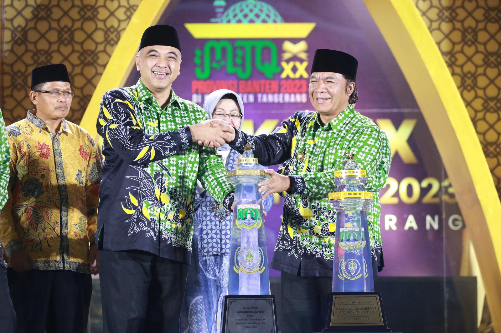 Pj Gubernur Banten Al Muktabar saat menyerahkan piala Juara umum MTQ ke Bupati Zaki.