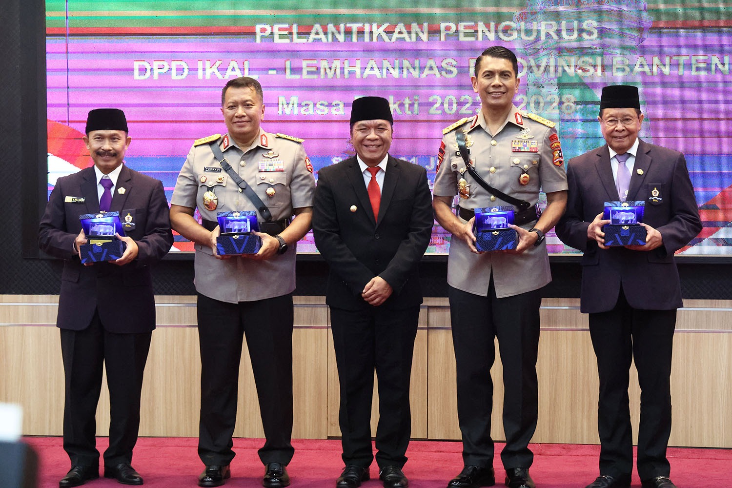 Pj Gubernur Banten Al Muktabar saat foto bersama jajaran pengurus DPD Ikatan Keluarga Alumni (IKAL-LEMHANNAS) Provinsi Banten.