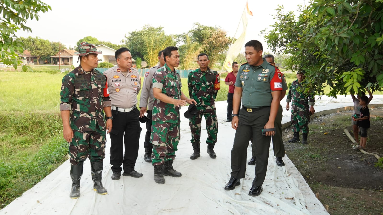 Dansatgas TMMD Kodim 0510/Tigaraksa Letkol Arh S.S. Bandjar saat mengecek kegiatan fisik TMMD di Bojong Kamal Legok.