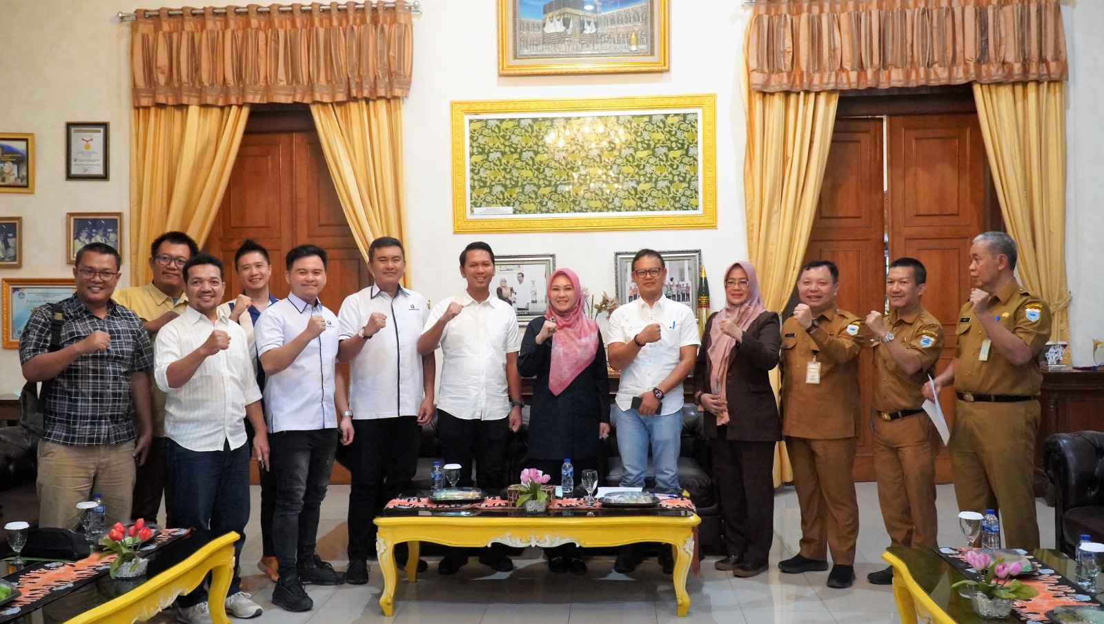 Bupati Pandeglang Irna Narulita bersama pengurus Himpunan Wiraswasta Nasional Minyak dan Gas (Hiswana Migas) Banten.