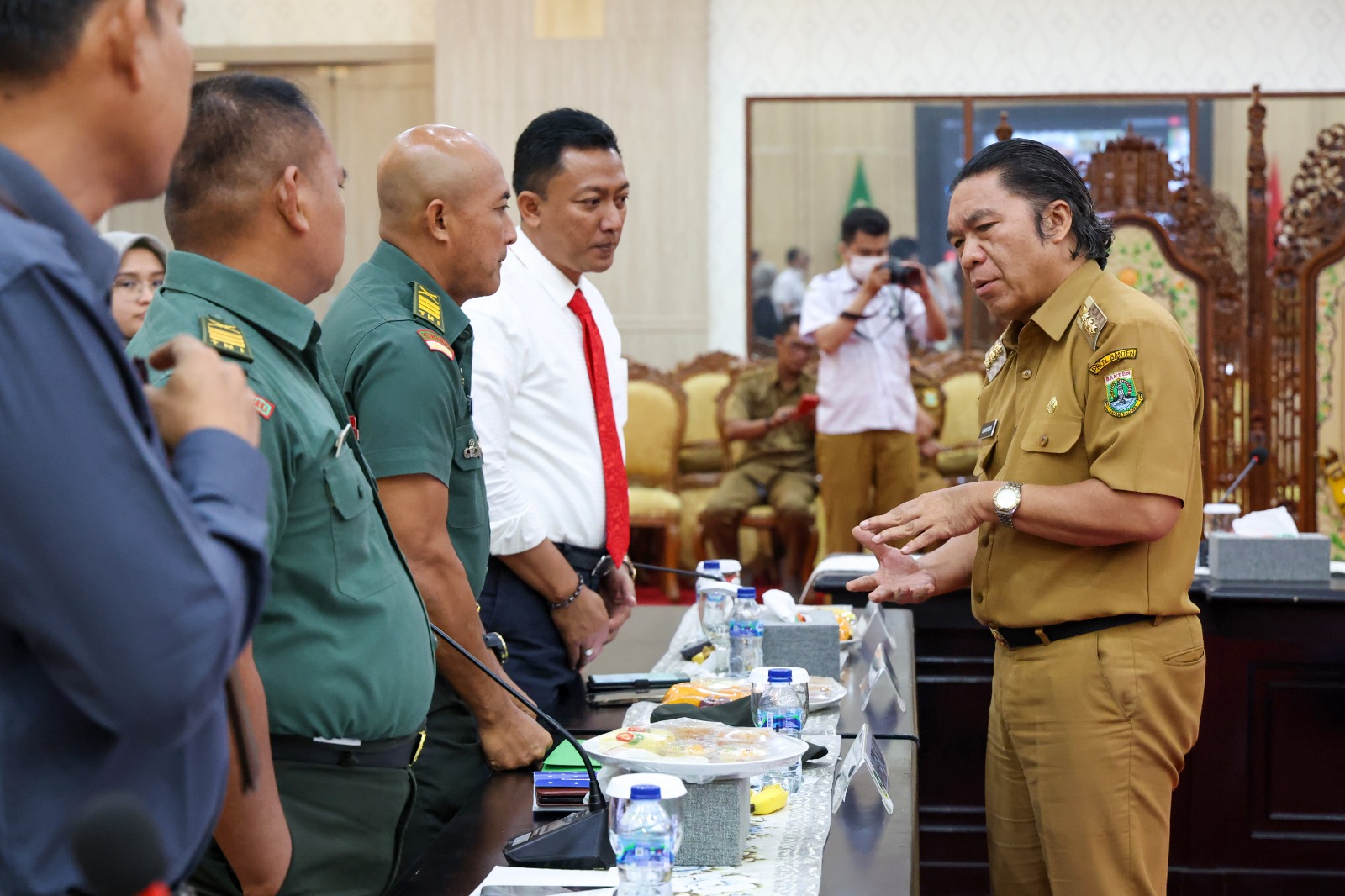 Pj Gubernur Banten Al Muktabar saat Berdiskusi dengan jajarannya.