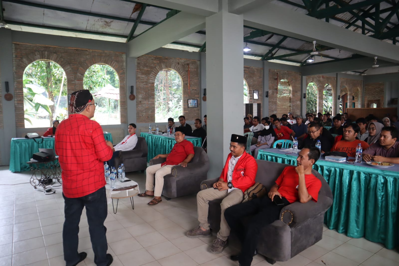 Ananta Wahana bersama pengurus Dewan Pimpinan Cabang Gerakan Mahasiswa Nasional Indonesia (DPC GMNI) Pandeglang.