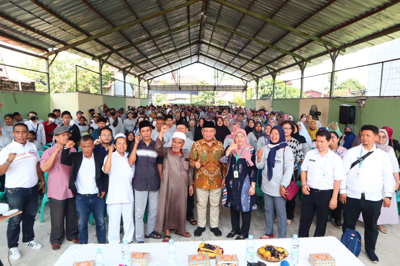 Dewan Muhammad Rizal saat foto bersama masyarakat.