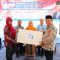 Dewan Muhammad Rizal saat menyerahkan hadiah pemenang dorprize ke masyarakat.