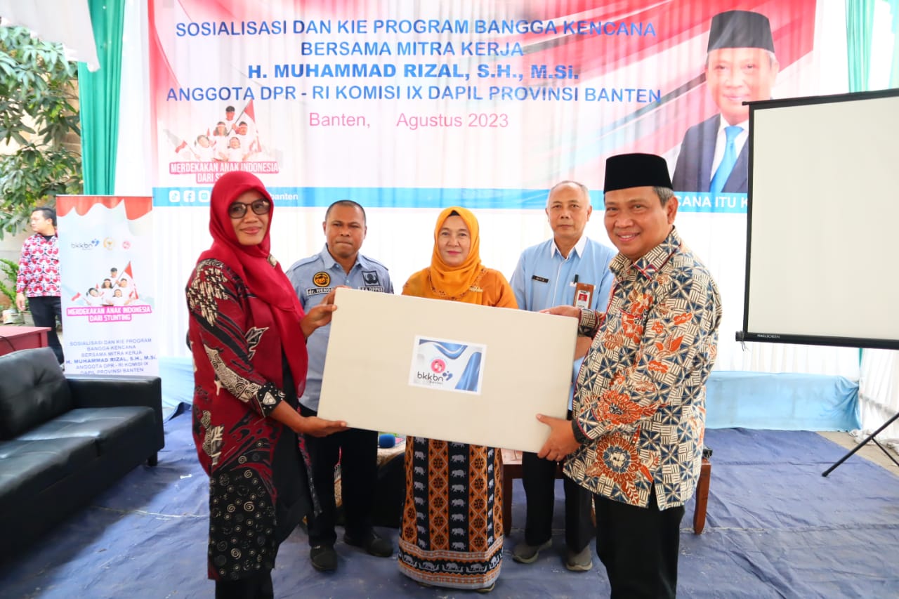 Dewan Muhammad Rizal saat menyerahkan hadiah pemenang dorprize ke masyarakat.