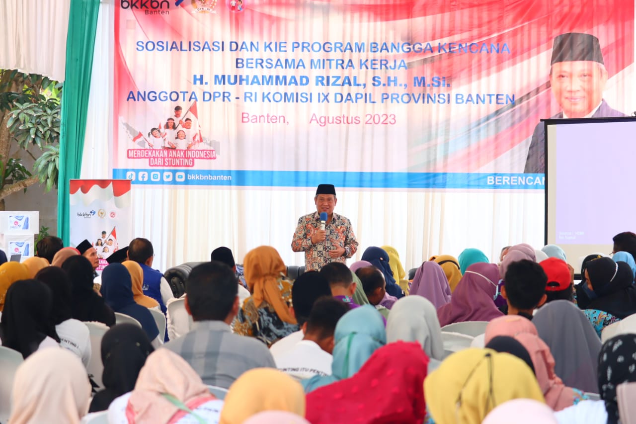 Dewan Muhammad Rizal saat memaparkan materi sosialisasi pencegahan stunting.