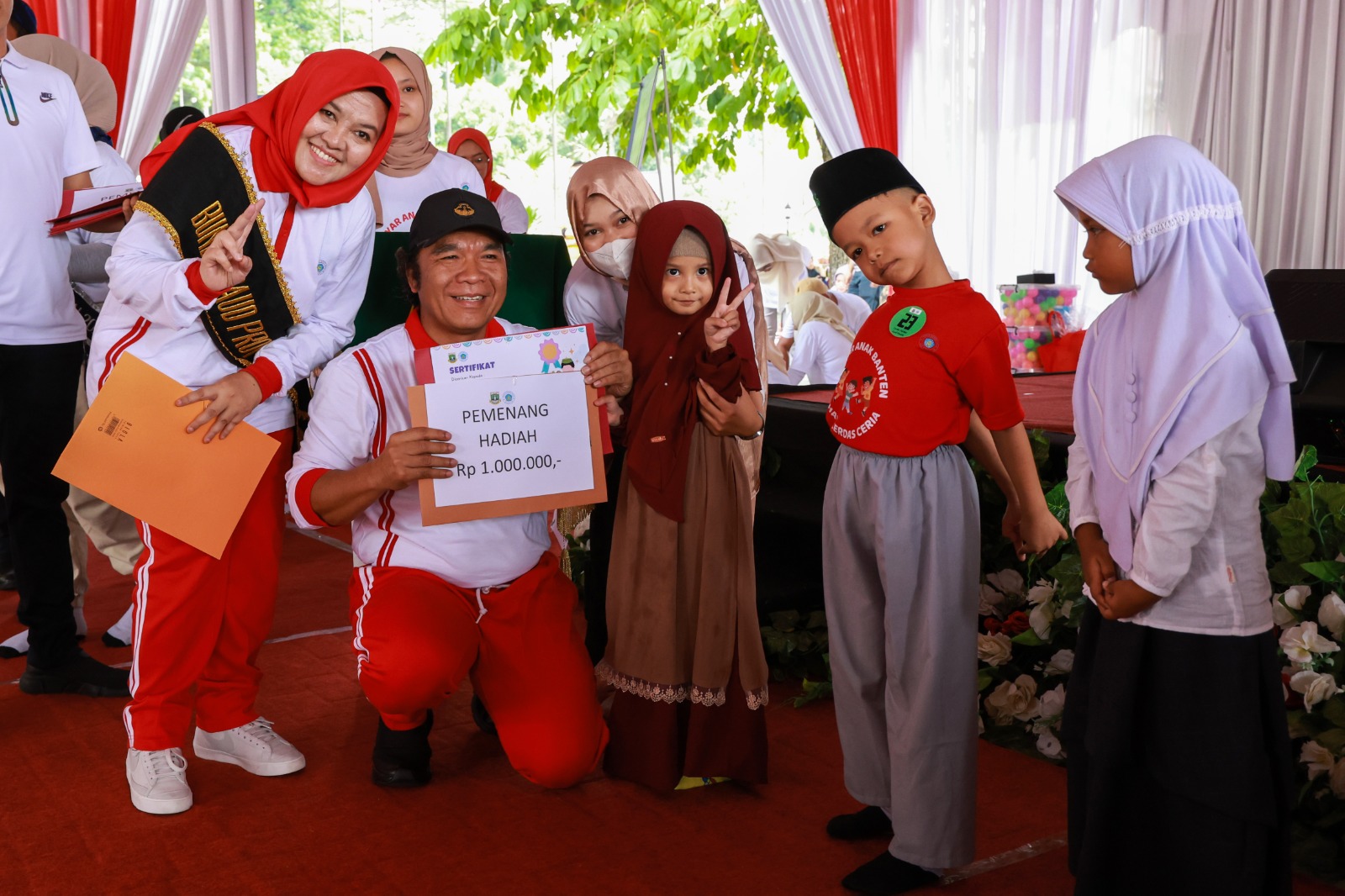 Pj Gubernur Banten Al Muktabar bersama Ibu Tine saat memberikan hadiah ke anak- anak Banten.