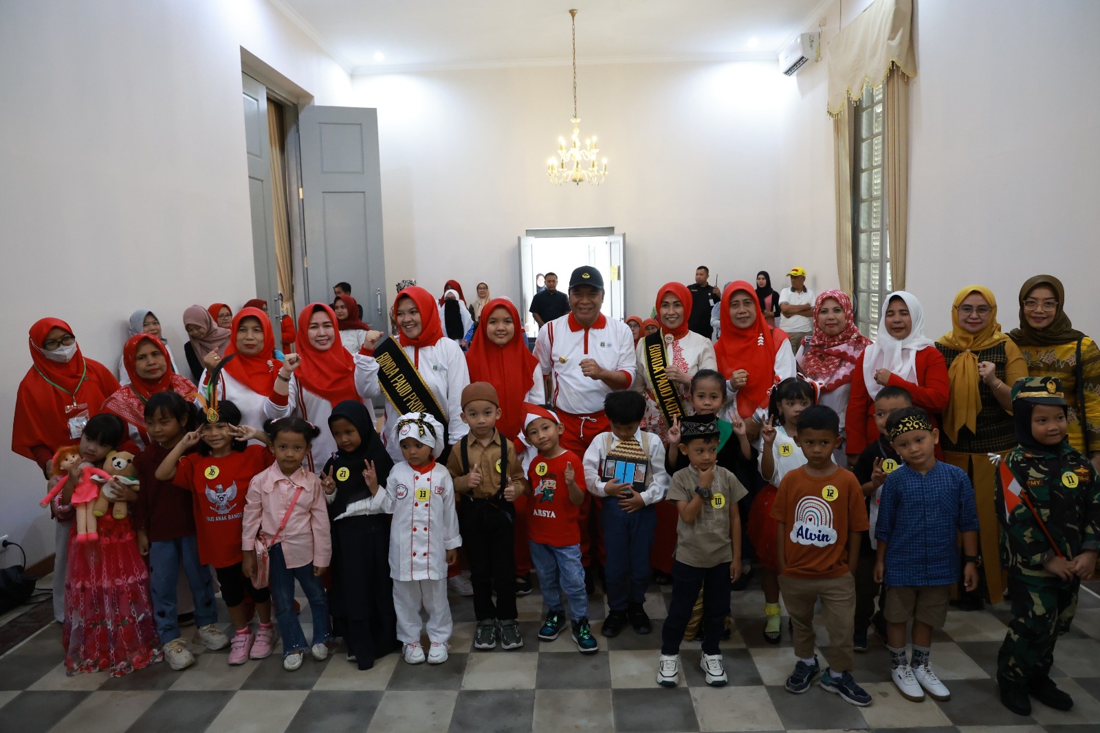 Pj Gubernur Banten Al Muktabar saat bersama anak- anak Banten.