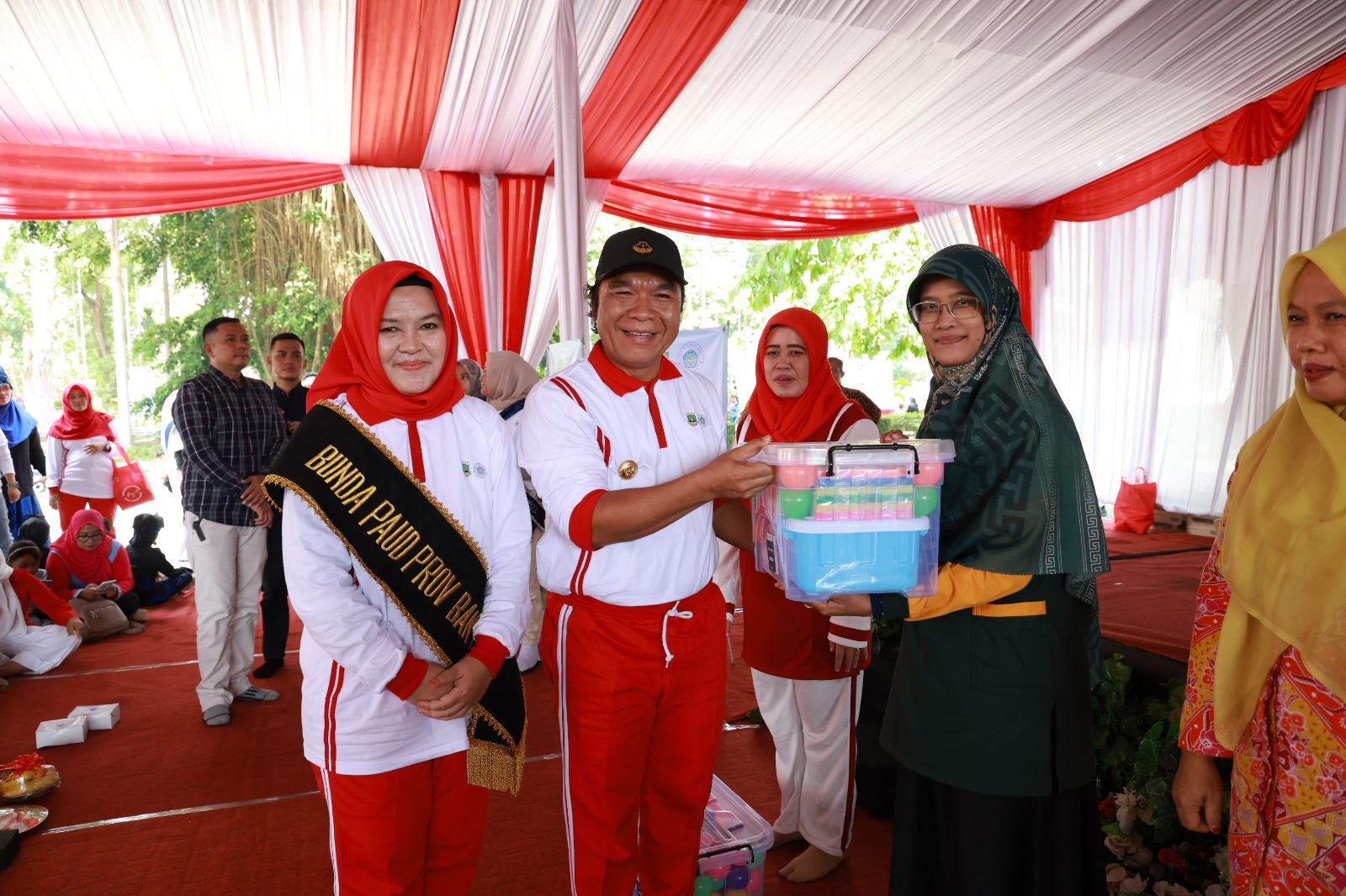 Pj Gubernur Banten Al Muktabar saat bersama Bunda Paud Banten.