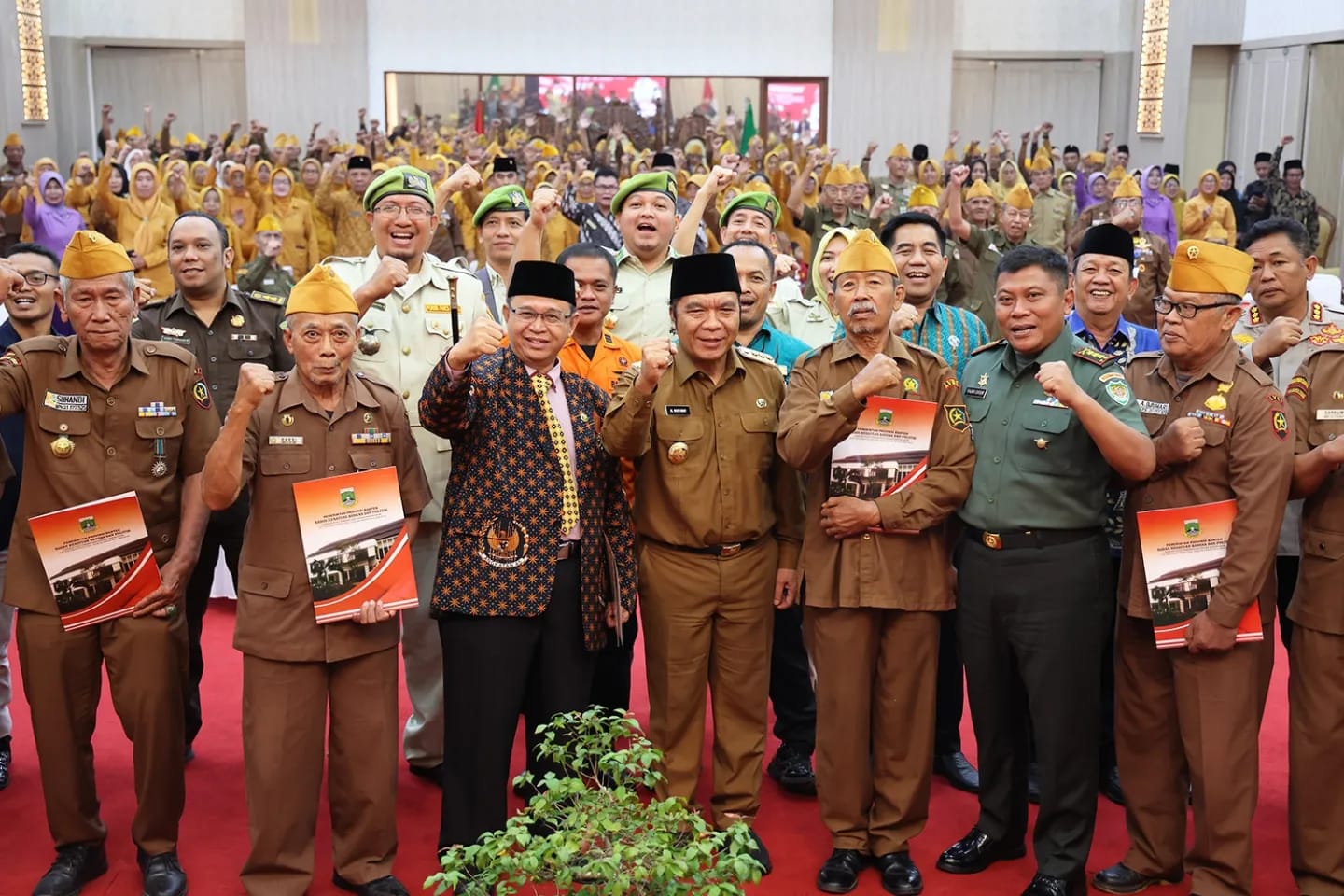 Al Muktabar bersama veteran pejuang kemerdekaan di pendopo gubernur Banten.