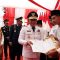Pj Gubernur Banten Al Muktabar saat memberikan surat remisi ke warga binaan lapas.