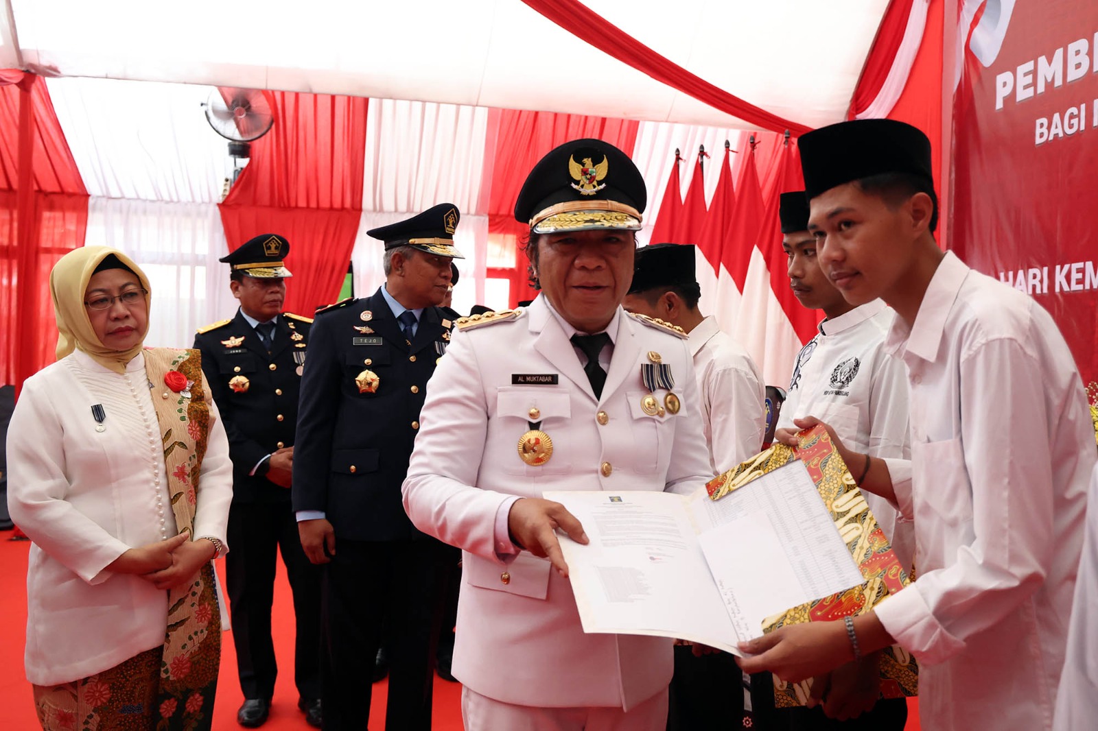 Pj Gubernur Banten Al Muktabar saat memberikan surat remisi ke warga binaan lapas.