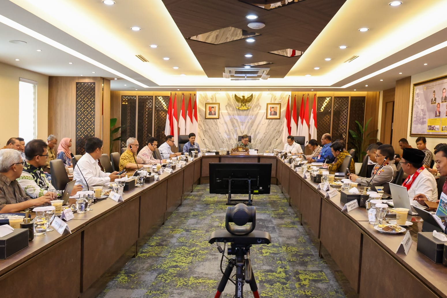 Pj Gubernur Banten Al Muktabar saat rapat dengan Menko Airlangga, Mendagri Tito dan pejabat lainnya.