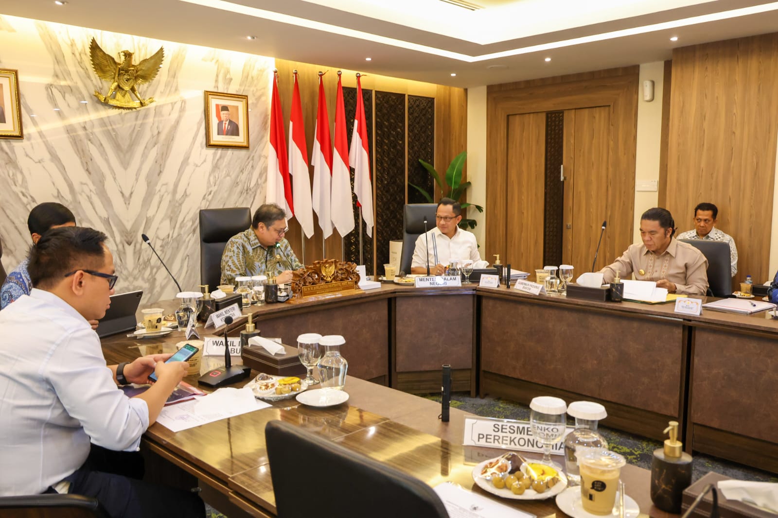 Pj Gubernur Banten Al Muktabar saat rapat dengan menko Airlangga, Mendagri Tito dan pejabat lainnya.