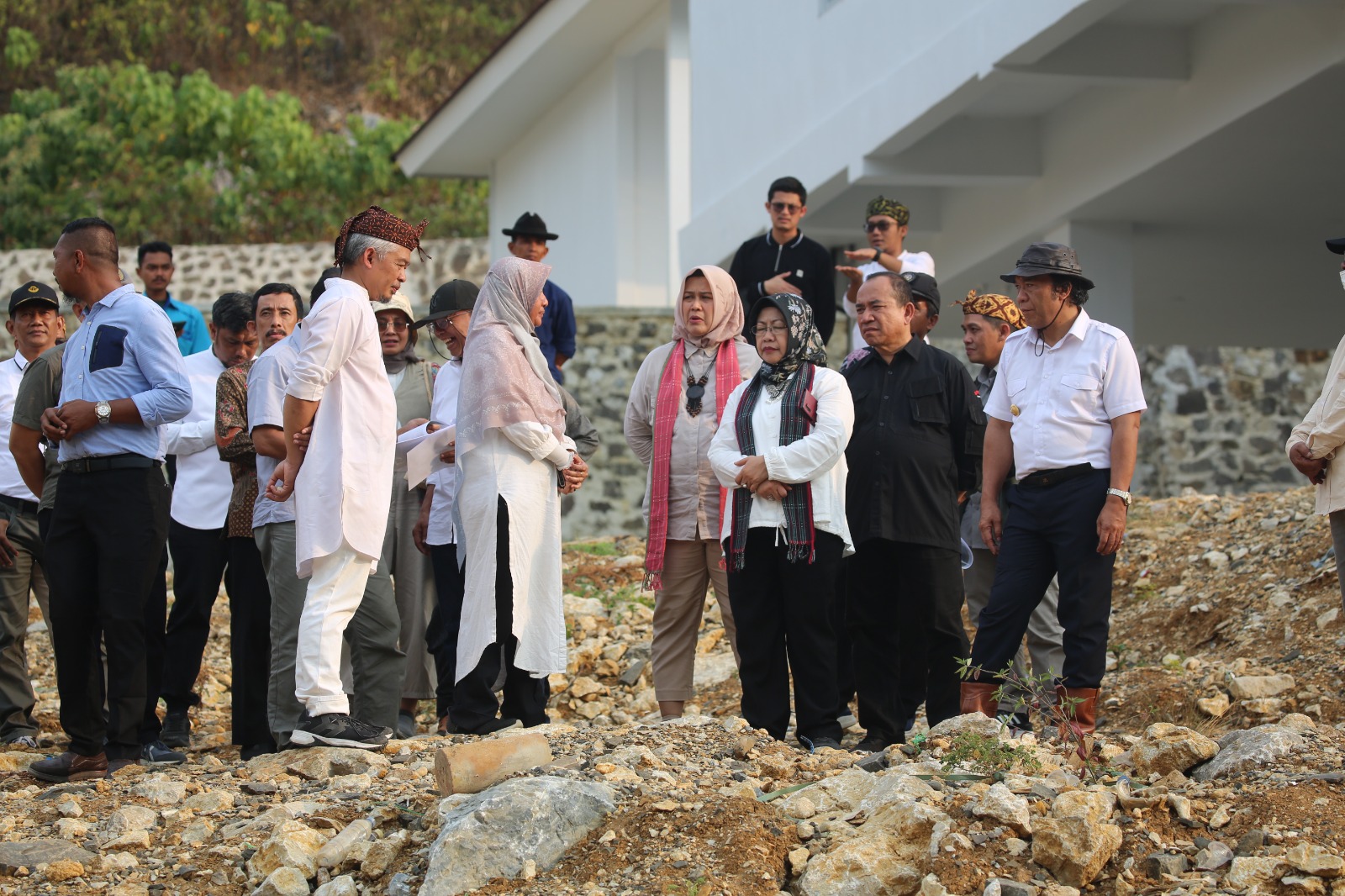 Al Muktabar saat mengecek pembangunan RSUD Cilograng.