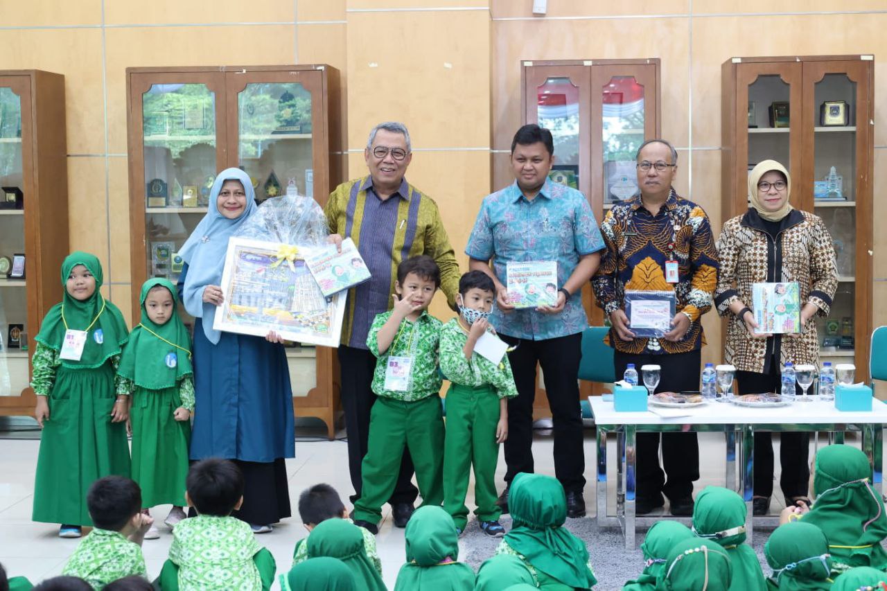 Benyamin dan jajarannya bersama anak-anak sekolah Al Azhar 17 Bintaro.