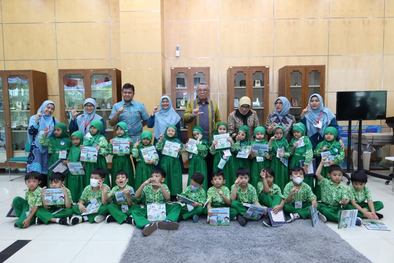 Benyamin dan jajarannya bersama anak-anak sekolah Al Azhar 17 Bintaro.