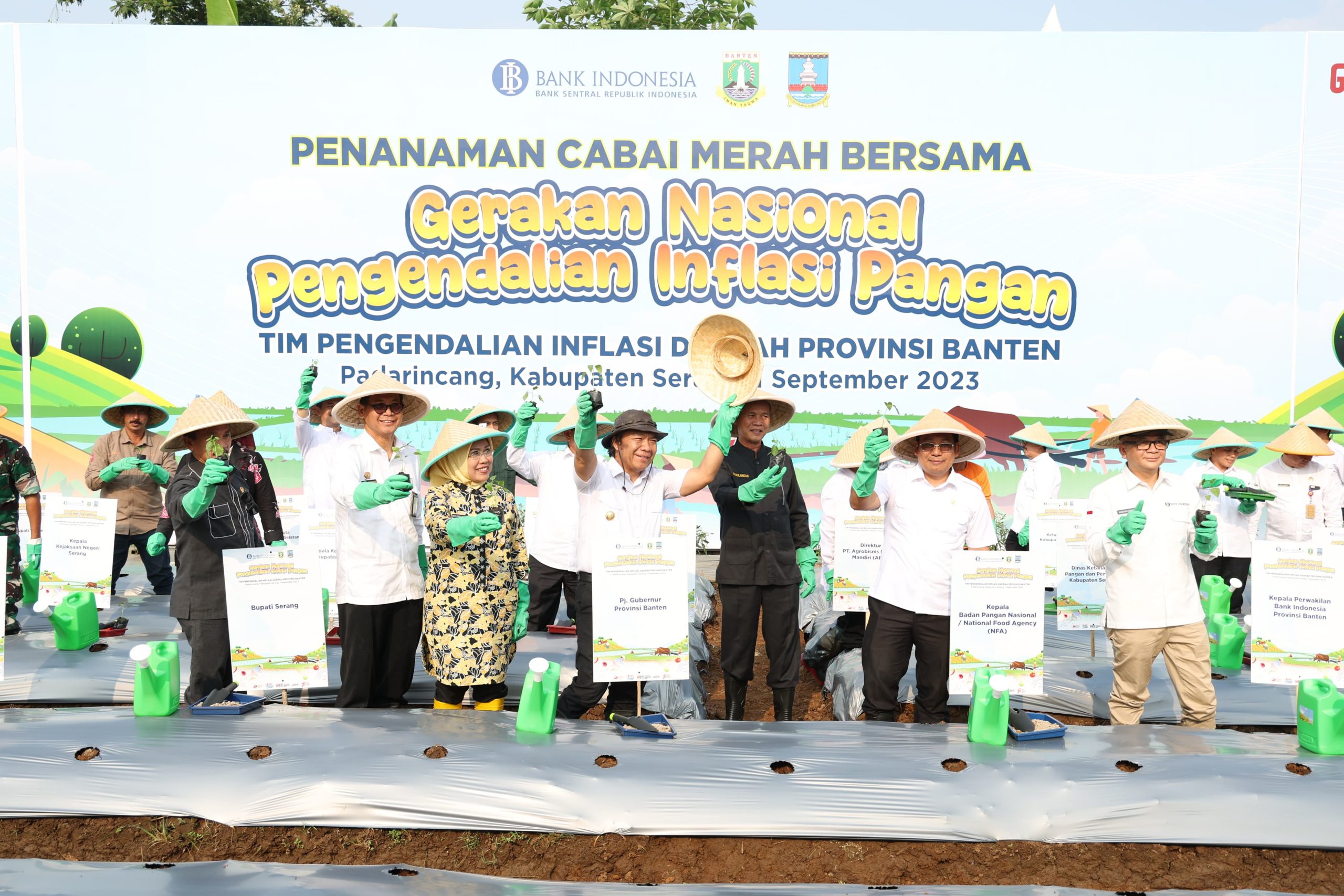 Pj Gubernur Banten Al Muktabar saat Menanam Cabai Merah Bersama di Desa Kadubeureum Kecamatan Padarincang, Kabupaten Serang.