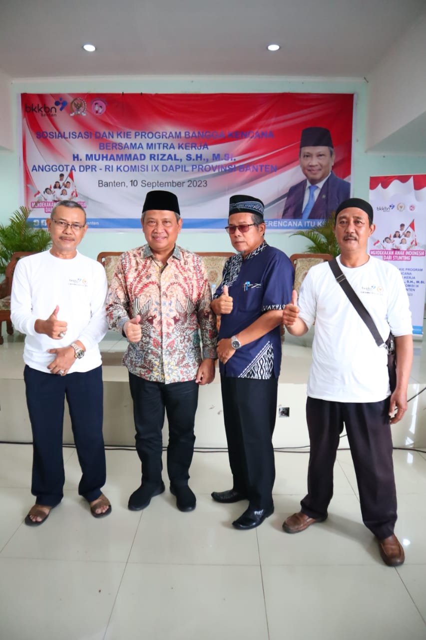 Dewan Muhammad Rizal saat foto bersama masyarakat.