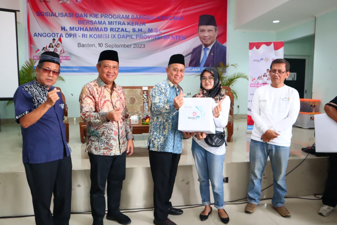 Dewan Muhammad Rizal dan narasumber bersama pemenang hadiah dorprize.