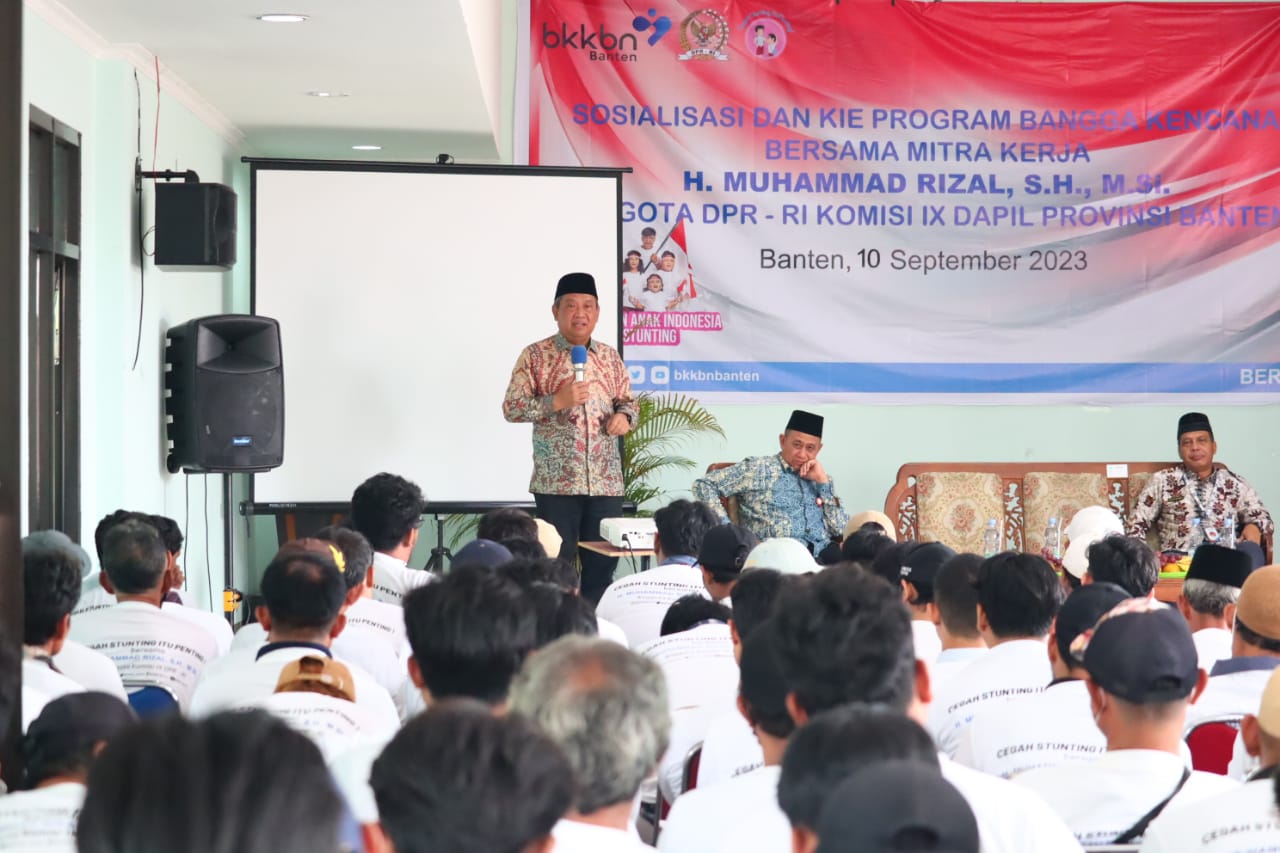 Dewan Muhammad Rizal saat memaparkan materi sosialisasi pencegahan stunting.