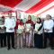Jokowi saat menyerahkan bantuan beras untuk masyarakat.
