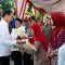 Jokowi saat menyerahkan beras ke warga.
