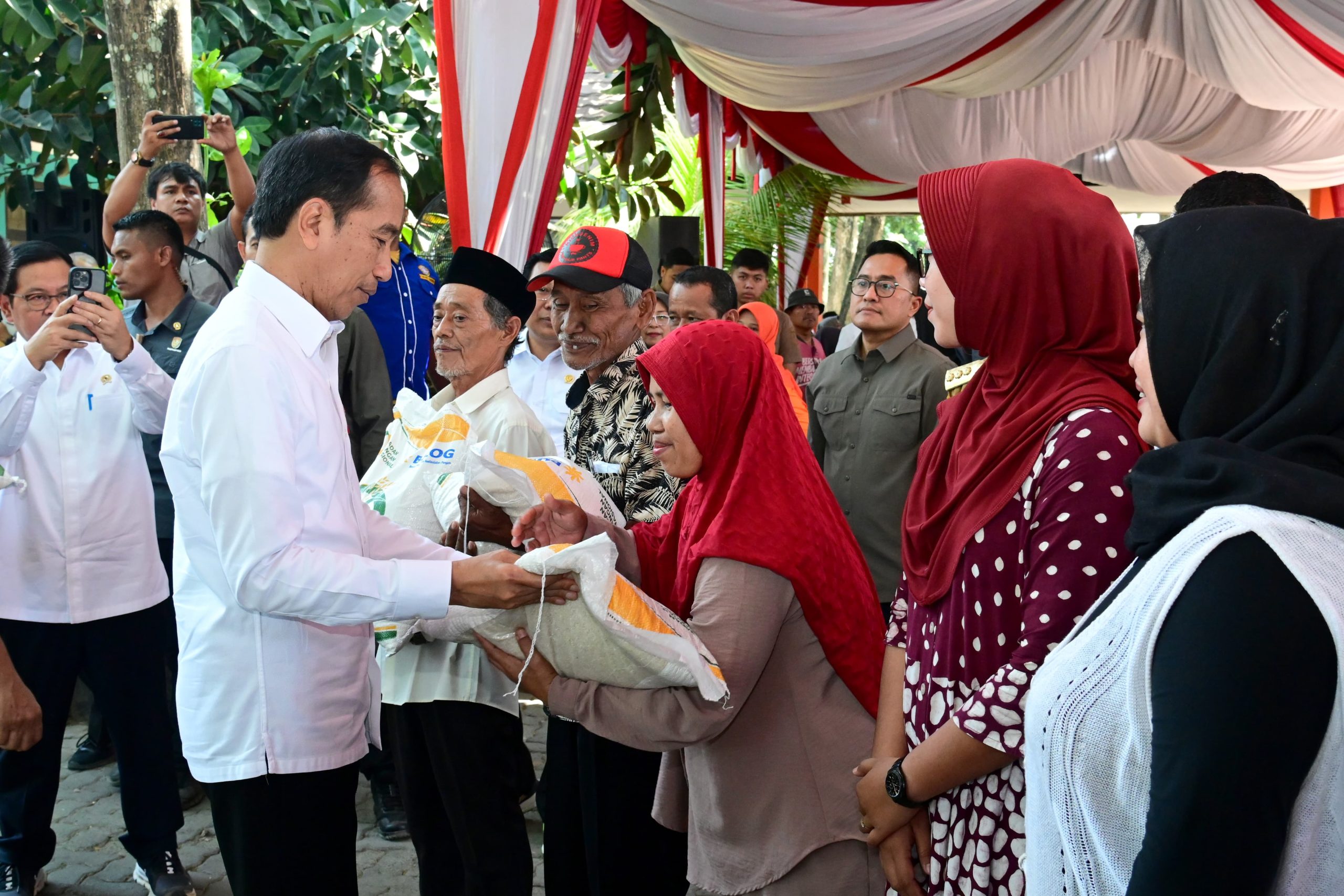 Jokowi Datang ke Cilegon Berikan Bantuan Pangan Beras ke KPM