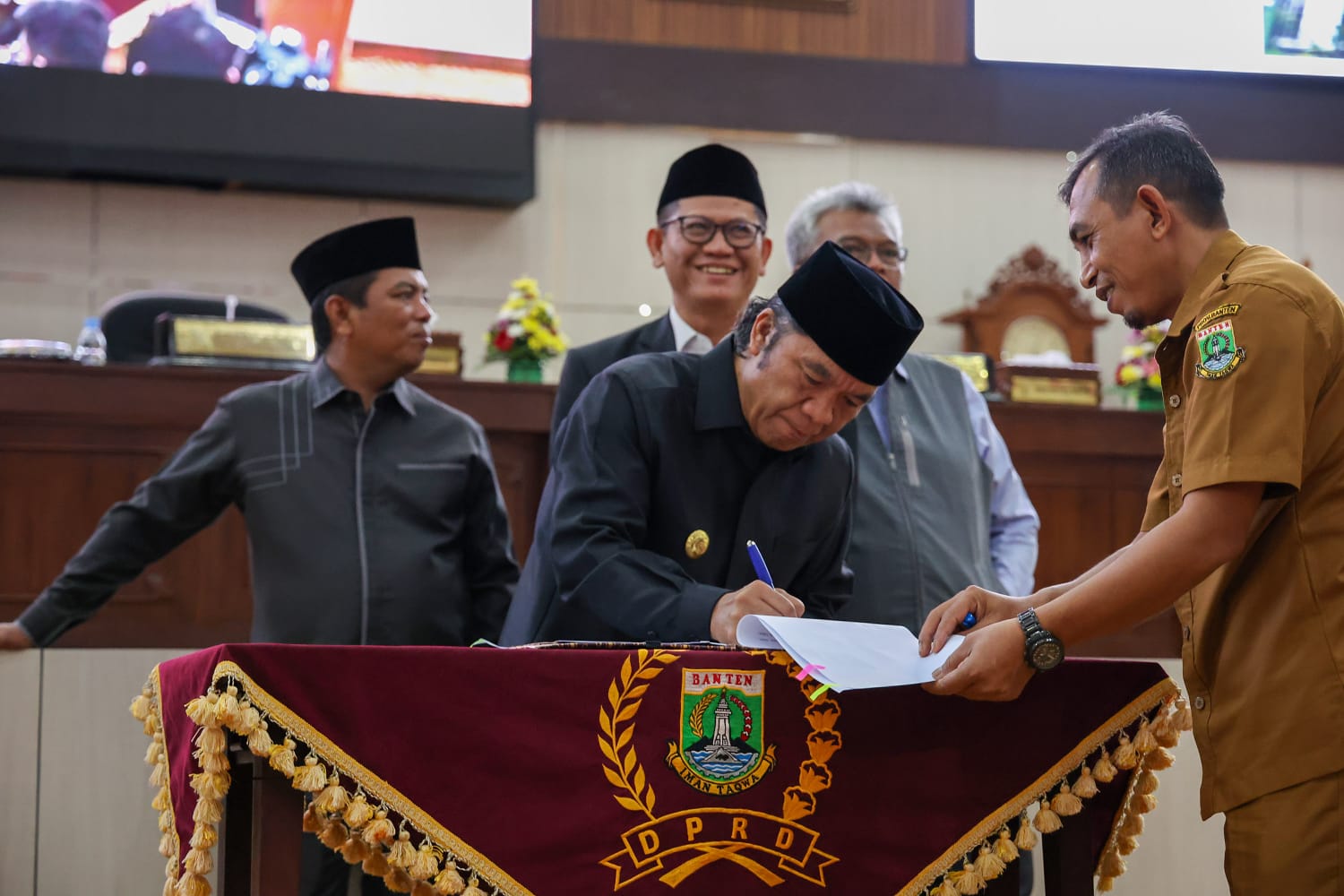 Al Muktabar saat menandatangani dokumen hasil rapat paripurna bersama DPRD Banten.