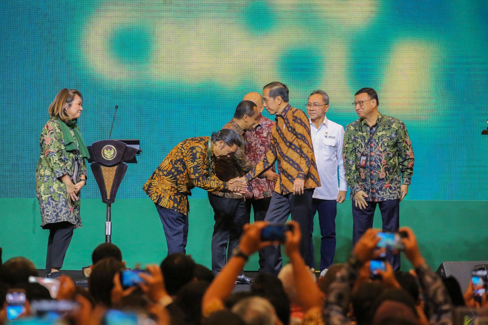 Pj Gubernur Banten Al Muktabar saat bersalaman dengan Presiden Jokowi.