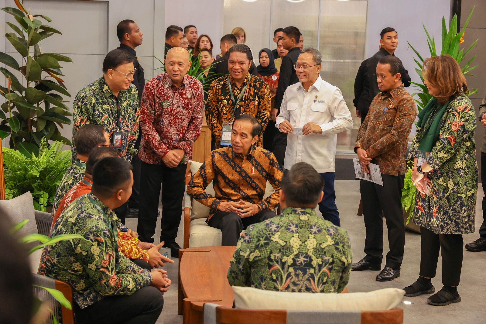 Presiden Jokowi bersama para jajarannya.