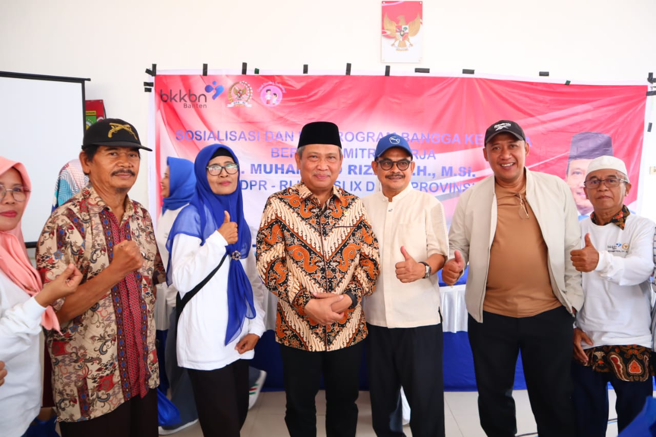 Muhammad Rizal DPR RI foto bersama masyarakat.