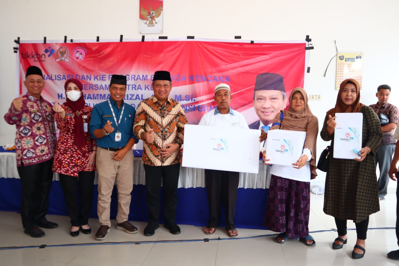 Muhammad Rizal DPR RI dan narasumber saat memberikan hadiah ke pemenang dorprize.