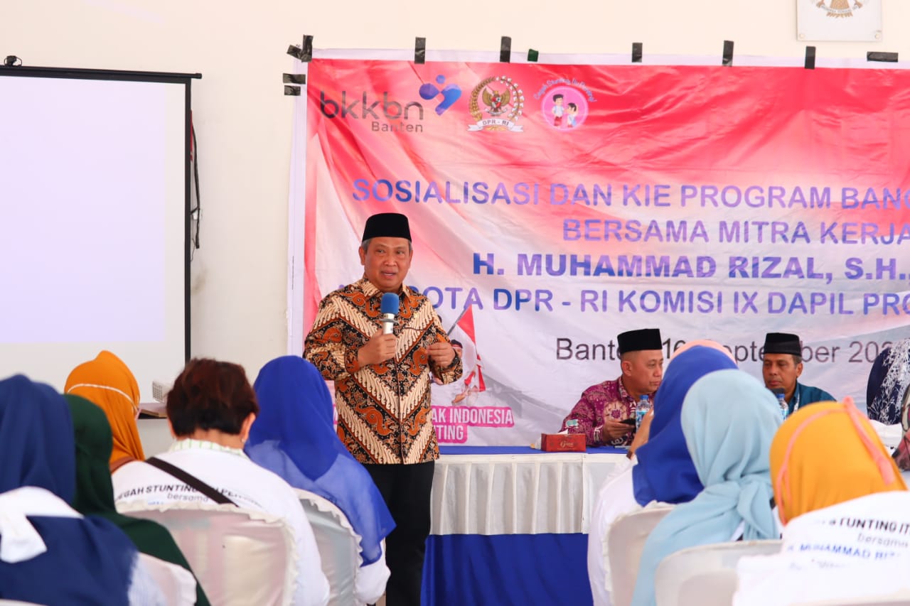 Muhammad Rizal DPR RI saat memaparkan materi sosialisasi Program BKKBN.