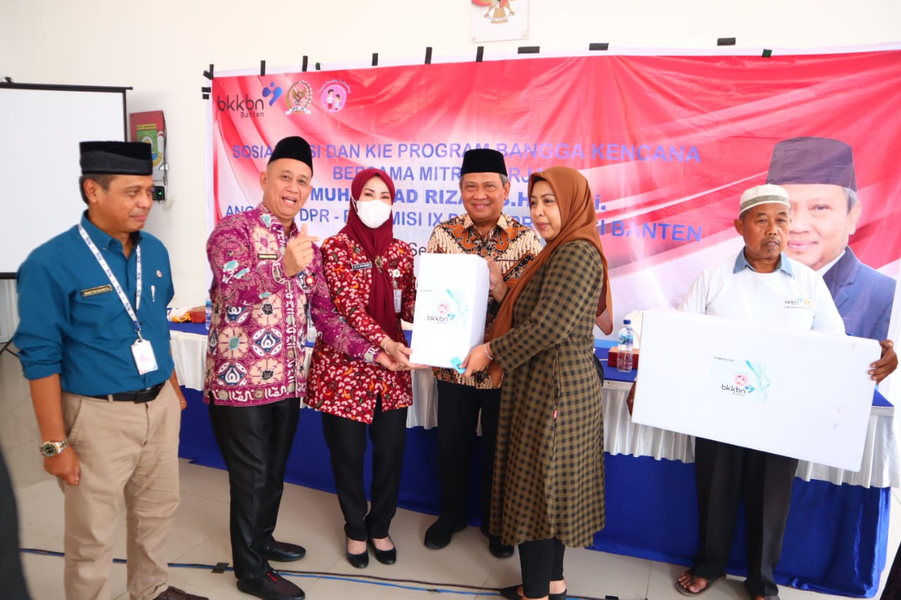 Muhammad Rizal DPR RI dan narasumber saat memberikan hadiah ke pemenang dorprize.