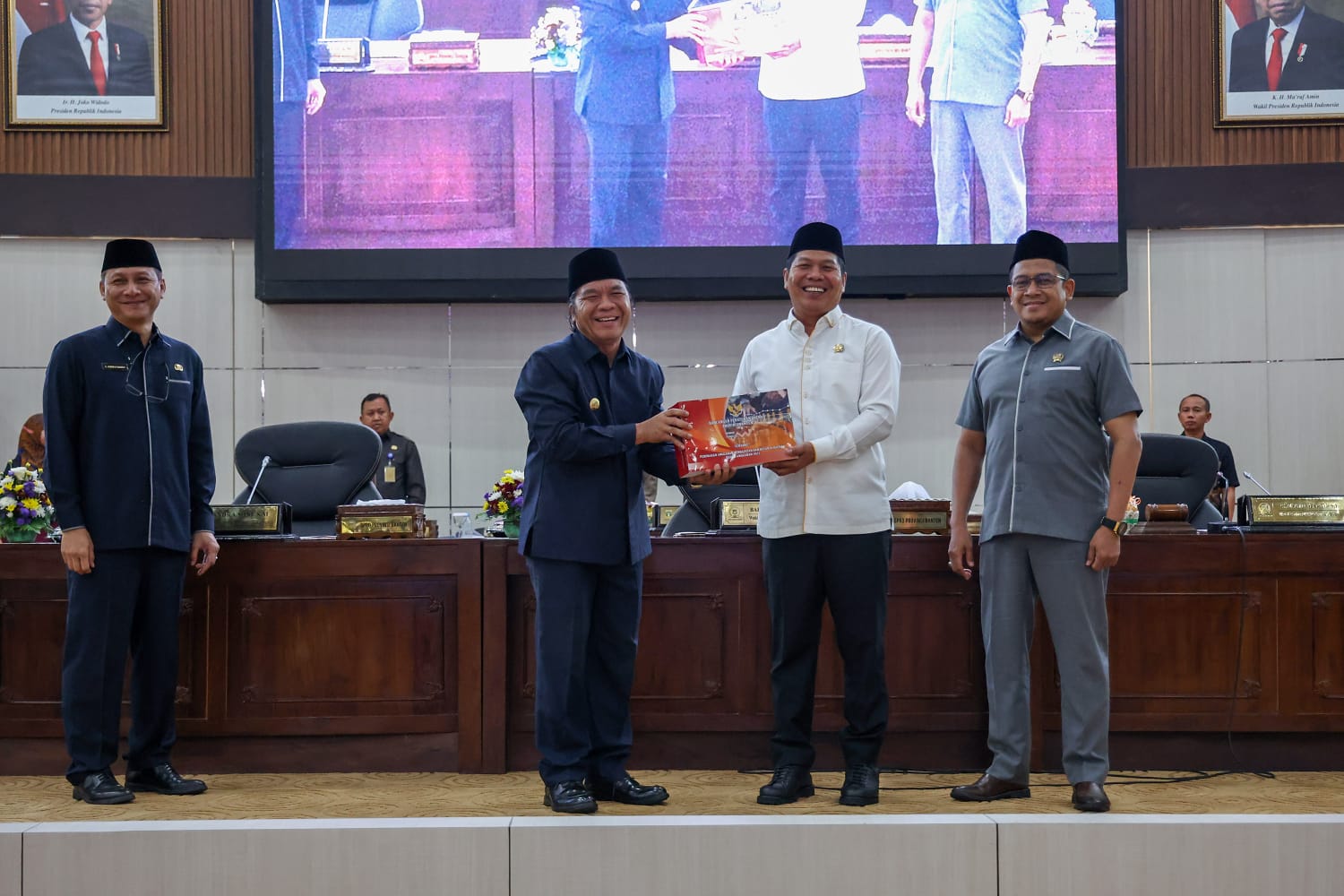 Pj Gubernur Banten Al Muktabar bersama pimpinan DPRD Banten.