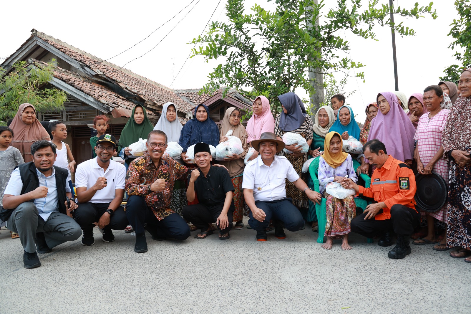 Pj Gubernur Banten Al Muktabar saat foto bersama masyarakat.