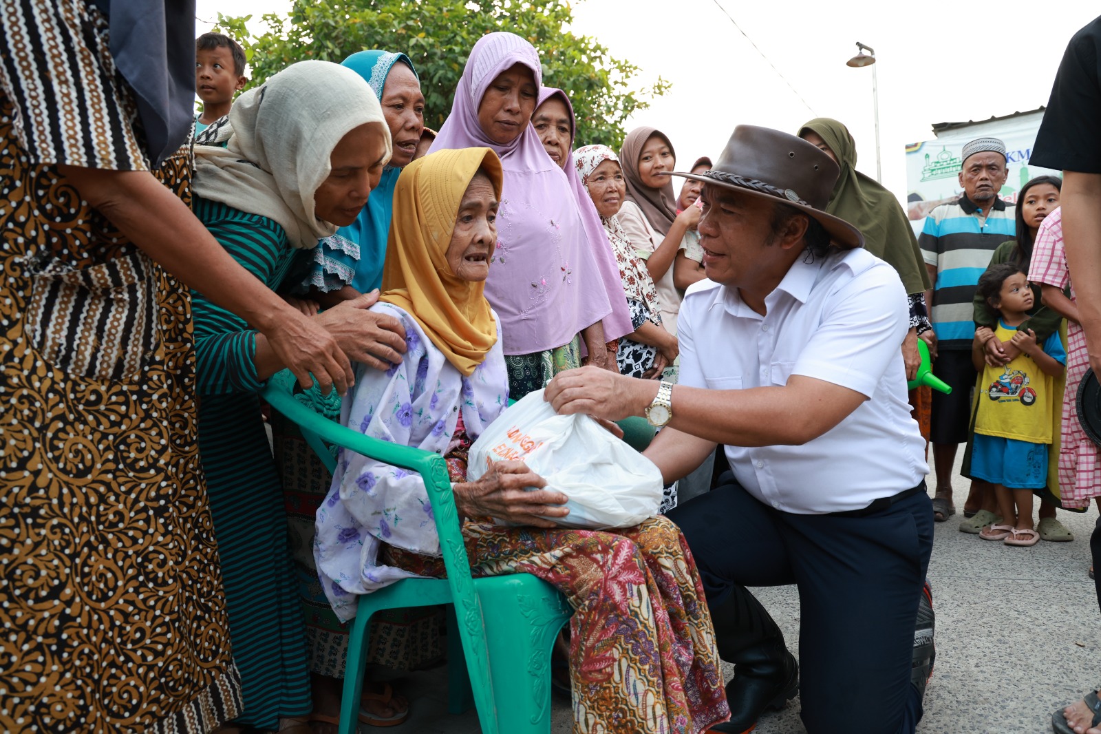 Pj Gubernur Banten Al Muktabar saat memberikan sembako untuk masyarakat.