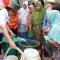 Pj Gubernur Banten Al Muktabar turun langsung memberikan air bersih kepada masyarakat.
