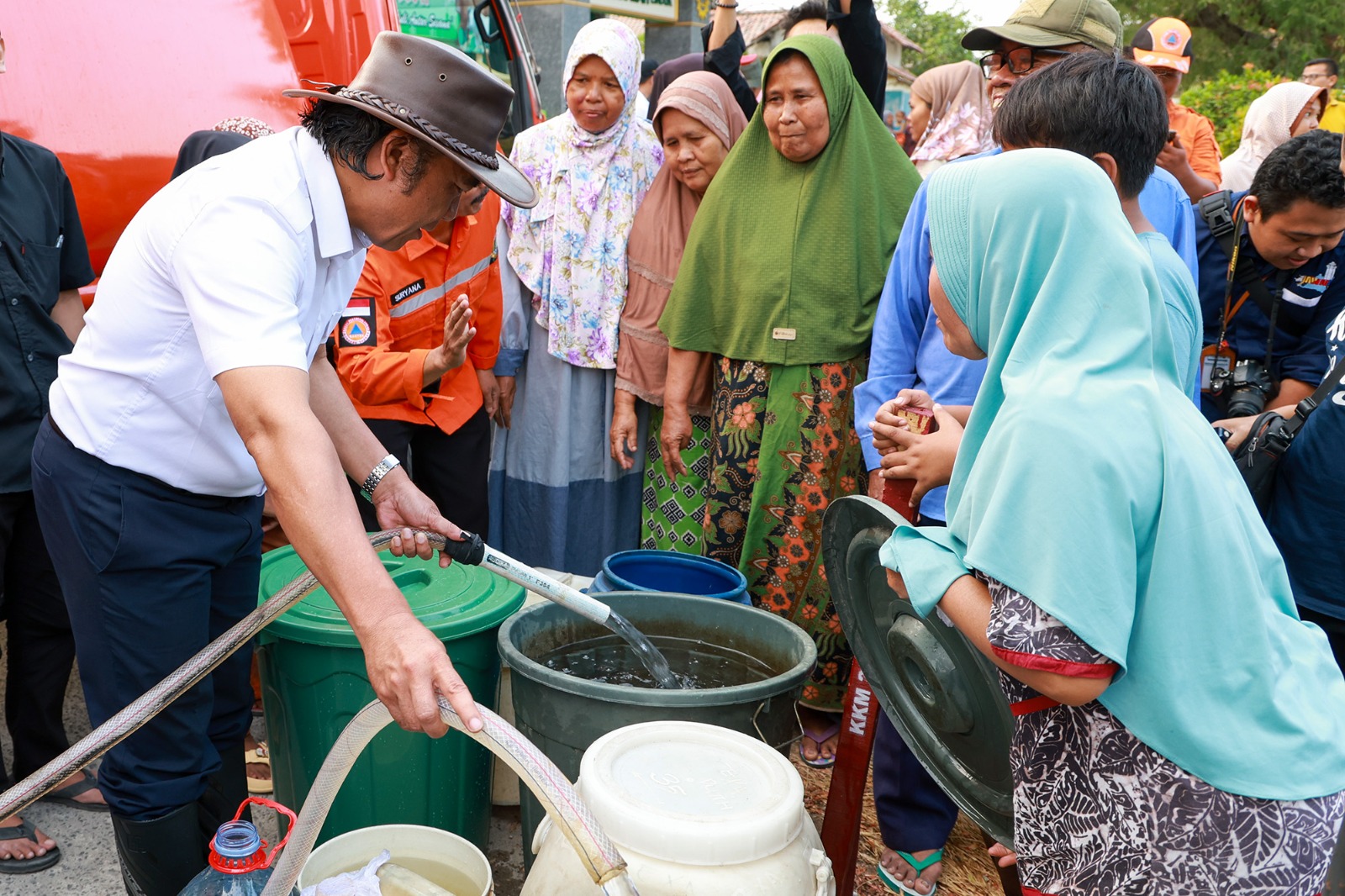 Pj Gubernur Banten Al Muktabar turun langsung memberikan air bersih kepada masyarakat.